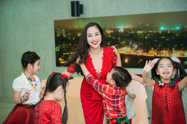 Học trò của Ốc Thanh Vân trong chương trình "Bước nhảy hoàn vũ nhí" bám riết nữ MC.