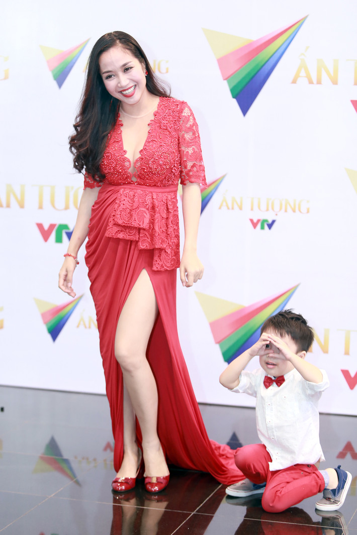 Tham gia sự kiện, bà bầu Ốc Thanh Vân gợi cảm trong chiếc váy xẻ cao. Bước sang tháng thứ 4 của thai kỳ nhưng Ốc Thanh Vân vẫn tất bật chạy show.