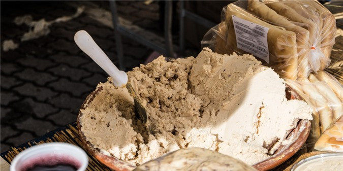 Casu Marzu (Ý & Pháp): Món phô mai giòi thì quá nổi tiếng, đến mức ai không hảo phô mai cũng phải biết. Đơn giản vì nó... có giòi. Ta đã từng thấy nhiều người nước ngoài "giật mình thon thót" với các món đun dừa chấm mắm còn ngoe nguẩy, song món phô mai độc đáo này lại khá phổ biến với nhiều người sành ăn phô mai.