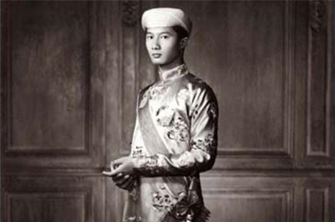 Hoàng tử chỉ huy một đội trinh sát và xông pha với một thái độ không tiếc thân, nhờ thế mà được thưởng 2 huy chương, được phong Trung tá danh dự của Trung đoàn Ngự lâm quân và Đại tá danh dự của Vệ binh Hoàng gia.
