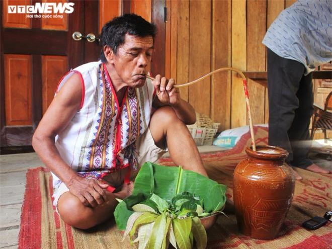 Món ăn này có giá trị dinh dưỡng rất cao và được bà con thường làm trong các dịp lễ Tết hoặc thiết đãi khách quý. Thường khi thưởng thức gỏi kiến vàng, người dân sẽ kết hợp cùng rượu cần- nét độc đáo của người Tây Nguyên.