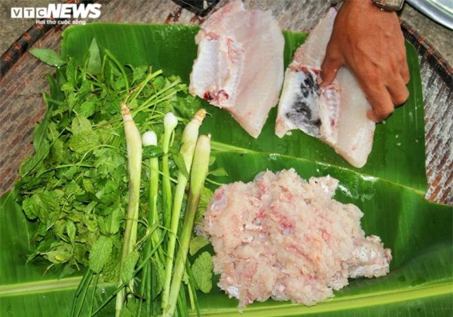 Đặc biệt, gỏi kiến muốn đượm vị thì không thể thiếu được cá mới bắt từ suối, khi đó sẽ mang một hương vị riêng, không lẫn vào đâu được.