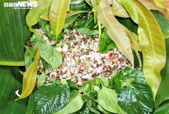 Món ăn gỏi cá kiến vàng có hương vị rất đậm đà, lúc nếm thử sẽ thấy vừa có vị ngọt và thơm của cá tươi lại vừa quyện vị chua chua, béo ngậy của kiến hòa quyện với vị đặc biệt của các loại rau được hái trong rừng.