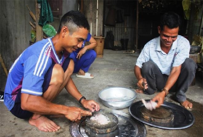 Để chế biến được món cá gỏi kiến vàng phải trải qua những công đoạn cầu kỳ, tỉ mỉ. Cá được bà con bắt ở suối, sau đó mang về rửa sạch, băm nhuyễn và vắt cho hết nước để khử mùi tanh. Kiến vàng sẽ giã nhỏ và để riêng, lấy muối hạt, ớt xanh, tiêu rừng trộn với cá và chút thính gạo, sau đó trộn tất cả vào nhau.