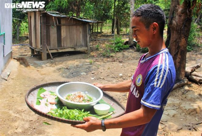 Anh A Khải (làng Le, xã Mo Rai, huyện Sa Thầy) cho biết: “Đúng với hương vị của người Rơ Mâm là phải chọn cá suối để thịt tươi ngon, bóp gỏi với kiến vàng thì ăn sẽ mang lại vị ngọt, dai và thơm tự nhiên. Thường người dân sẽ tìm kiếm những tổ kiến thật to và có trứng kiến vàng”.
