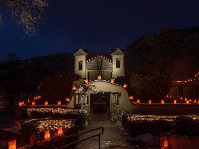 Chimayo, New Mexico, là một ngôi làng nhỏ bao quanh bởi dãy núi Sangre de Cristo. Người dân địa phương tin rằng sàn đất của nhà thờ El Santuario de Chimayó có khả năng chữa bệnh thần bí .