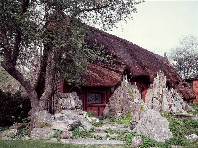 Tyringham, Massachusetts, được ví như ngôi nhà bánh gừng ngoài đời thực, được xây dựng từ năm 1739. Nhà bánh gừng là tạo hình phổ biến xuất hiện mỗi dịp Giáng Sinh. Ngôi nhà thường được làm bằng bột mỳ, bao phủ bằng nhiều loại kẹo và đồ trang trí Giáng Sinh.