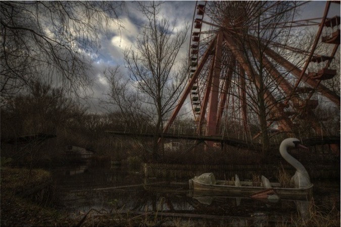 Công viên Spreepark, Berlin, Đức: Công viên này mở cửa năm 1969 dưới cái tên Kulturpark Plänterwald, sau đó được đổi thành Spreepark năm 1989 sau khi Bức tường Berlin sụp đổ. Giờ đây, nơi này đã bị bỏ hoang và nổi tiếng với những con khủng long đổ nát, vòng quay rỉ sét, và không khí lạnh lẽo, ám ảnh. Ảnh: Therichest.
