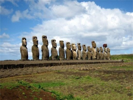 2. "Người đá khổng lồ"trên đảo phục sinh: 887 bức tượng Moai, những tác phẩm của người Rapa Nui, cư dân đầu tiên trên đảo (định cư từ năm 300 – 400) tạc vào giữa những năm 1250 – 1500, tại địa điểm được cho là nơi vua Rapa Nui đệ nhất là Hoto - Matua lần đầu neo thuyền ở khu vực Aneka. Những bức tượng Moai có trọng lượng đến 75 tấn và chiều cao khoảng 10m, cá biệt có bức nặng 270 tấn và cao 21m.