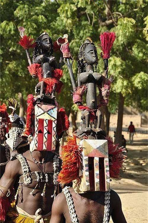 Người Dogon nói rằng, hai ngôi sao (Thiên Lang B, Thiên Lang C) nằm gần với nguồn sáng chính đến mức không phải lúc nào cũng có thể nhìn thấy chúng. Mãi tới năm 1970, kính thiên văn cỡ lớn mới chụp được ảnh ngôi sao thứ hai, Thiên Lang B, đã được người Dogon nhắc tới.