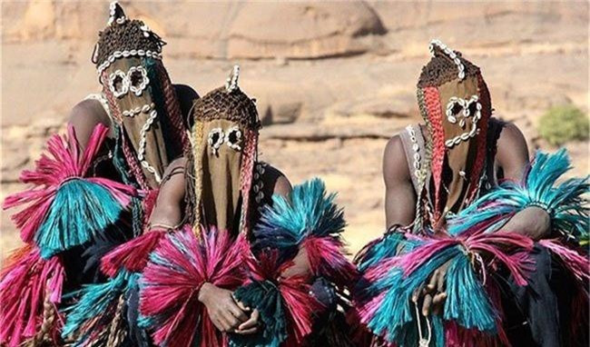 Vào những năm 1930, các nhà nhân chủng học đã phát hiện ra bộ tộc Dogon, sinh sống ở một số khu vực thuộc Tây Phi. Họ gần như cách ly hoàn toàn khỏi văn minh nhân loại nhưng lại kế thừa một nền văn hóa phong phú. Bộ lạc này cách ly hoàn toàn khỏi văn minh nhân loại nhưng lại kế thừa một nền văn hóa phong phú.