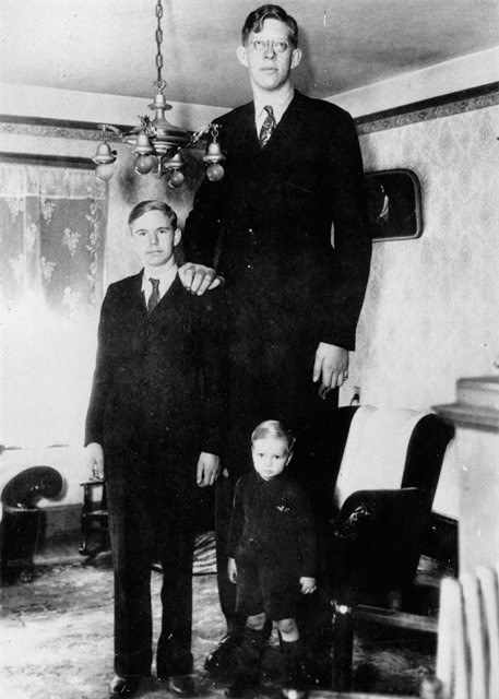 obert Wadlow 17 tuổi chụp ảnh cùng anh, em trai của ông năm 1935.