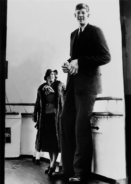 Người cao nhất thế giới Robert Wadlow đi du lịch nước ngoài trên con tàu Queen Mary vào tháng 4/1937.