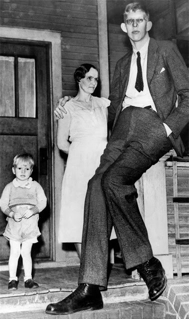 gười đàn ông cao nhất thế giới chụp ảnh cùng mẹ và em trai năm 1935.
