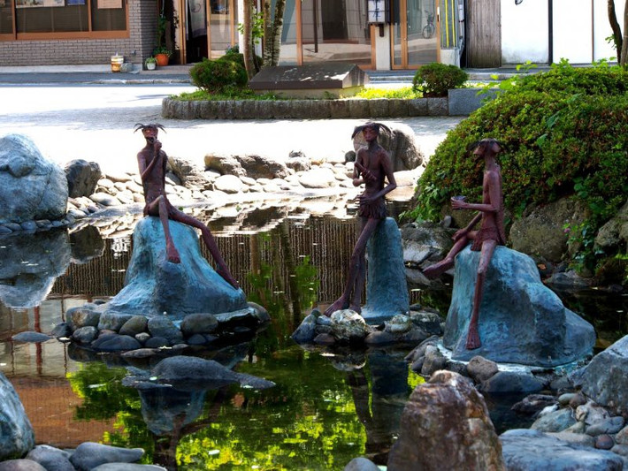 Trái ngược với những đô thị hiện đại như Tokyo, Yokohama, Osaka, Tono vẫn đầy vẻ đơn sơ, bình dị, đặc sệt nét nhà nông. Đặc biệt, trong làng còn có đền Unedori thời thần hôn nhân và cây điều ước linh thiêng nổi tiếng. Người ta tin rằng nếu chỉ dùng tay trái mà buộc được một mảnh vải màu đỏ lên cái cây này, thì mong muốn của mình sẽ trở thành hiện thực. Quanh năm, Tono đều có lễ hội dân gian được tổ chức. Nó đích thực là địa điểm lý tưởng nhất để tìm hiểu văn hóa bản địa xứ Phù Tang.