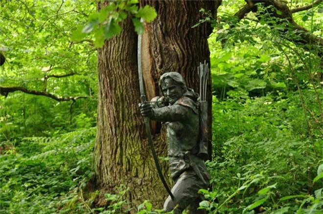 Nhờ rừng Sherwood dày rậm hậu thuẫn, vị hảo hán này thoắt ẩn thoắt hiện. Ông vừa là nỗi lo ngay ngáy của những kẻ tham tàn, vừa là hy vọng cho những thường dân thấp cổ bé họng, cả đời bị trị.