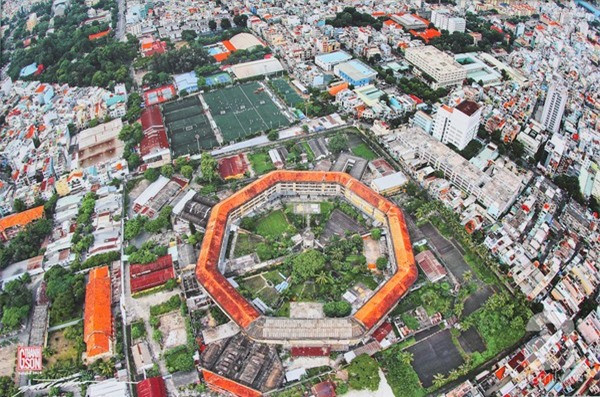 4. Trại giam Chí Hòa – Sài Gòn: Trại giam Chí Hòa được xem là một trong những nhà tù tàn bạo nhất, giam giữ những chiến sĩ cộng sản kiên trung nhất trong cả hai cuộc kháng chiến của dân tộc. Điểm đặc biệt của trại giam Chí Hòa là cách bố trí khu phòng ốc dựa theo đồ hình bát quái. Người ta cho rằng, Chí Hòa chỉ có 1 cửa Sinh, còn lại đều là cửa Tử. Vì thế, những âm hồn không siêu thoát được luẩn quẩn trong nhà tù mãi mãi, tạo nên không khí lạnh lẽo đến rợn người, làm người đến tham quan rợn tóc gáy.