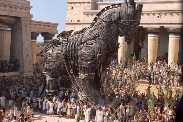 Sau cùng, quân Hy Lạp nghe lời khuyên của Odyssey , áp dụng kế “ngựa gỗ thành Troy” mới có thể kết thúc cuộc chiến. Cuộc chiến đã để lại hậu quả to lớn. Toàn bộ dân chúng thành Troy bị tàn sát hoặc bắt làm nô lệ. Rất nhiều đền thờ, di tích bị quân Hy Lạp phá hủy. Theo một số tài liệu, thậm chí hầu hết quân Hy Lạp đã chết trên biển khi trở về quê hương.