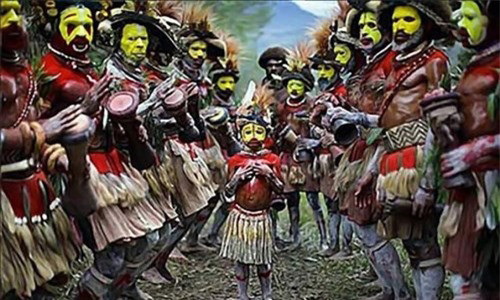 2. Bộ tộc Matis ở Brazil duy trì tập tục hãi hùng là những bé trai đến tuổi trưởng thành thường phải đi săn và tự bỏ một chất thuốc độc vào mắt để “tăng nhãn quan”. Sau khi săn được thú, các cậu bé bộ tộc Matis sẽ bị đánh bằng roi và tiếp tục bị tiêm thêm chất độc từ ếch bằng một chiếc kim gỗ. Khi đến tuổi trưởng thành, các chàng trai bộ tộc Matausa ở Papua New Guinea sẽ thực hiện tập tục rùng rợn. Cụ thể, họ sẽ sống cách xa phụ nữ, bị tác động để nôn ra cho tới khi dạ dày trống rỗng. Kế đến, họ phải chọc những sợi thép mảnh vào mũi để máu chảy ra với mục đích loại bỏ những ảnh hưởng xấu ra khỏi cơ thể. Cuối cùng, họ phải chịu đựng đau đớn khi những nhát đâm vào lưỡi.