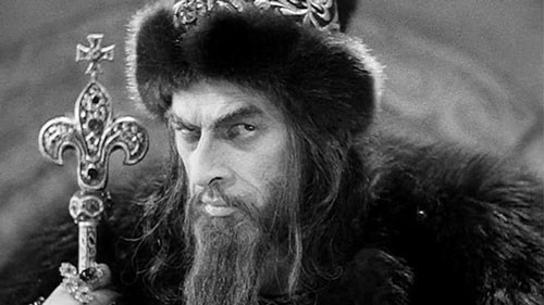 ##sc### Tsar Ivan IV là Đại công tước Moskva từ năm 1533 - 1547. Ông là nhà cầm quyền đầu tiên của nước Nga chính thức xưng Sa hoàng năm 1547. Ivan Bạo Chúa được xem là vị Sa Hoàng mang về những thành tựu nhất định như mở rộng lãnh thổ nước Nga nhưng ông cũng không kém phần hung ác và tàn độc. Sẵn sàng giết chết con trai mình không hề thương xót, khiến con dâu sảy thai đầy đau đớn.