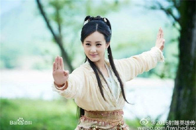 . Hoàng Dung (Anh hùng xạ điêu & Thần điêu đại hiệp): Hoàng Dung là nhân vật nữ chính trong tiểu thuyếtAnh hùng xạ điêu, ngoài ra, cô cũng xuất hiện trong tác phẩmThần điêu hiệp lữ.Hoàng Dungcực kì xinh đẹp nhưng võ công rất cao, trên người lại mặc Nhuyễn vị giáp khiến cho những kẻ háo sắc không thể đến gần. Môn võ công nổi tiếng của nàng là Đả cẩu bổng pháp. Nét đẹp nổi bật ở Hoàng Dung là trí tuệ siêu phàm, thông minh nhanh trí, lắm mưu nhiều kế không thua bất cứ bậc nam tử nào. Cô luôn ở bên cạnh hỗ trợ cho Quách Tĩnh từ khi 2 người còn phiêu bạt giang hồ. Thành tích lớn nhất của Hoàng Dung là bảo vệ thành Tương Dương trước sự xâm lăng của người Mông Cổ. Khi thành Tương Dương thất thủ, nàng và gia đình đã tự vẫn.