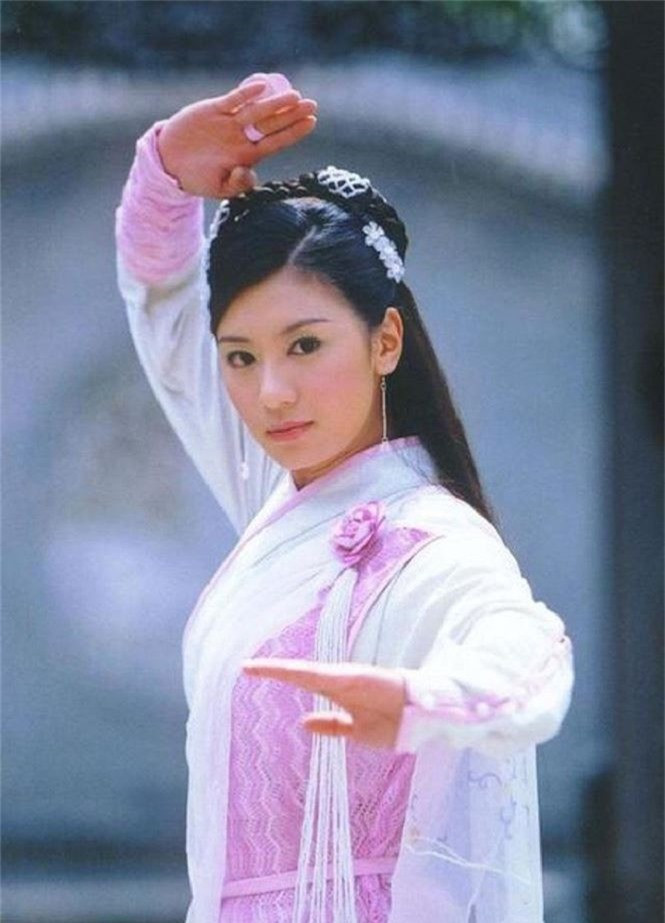 7. Triệu Mẫn (Ỷ thiên đồ long ký): Triệu Mẫn, tên thật là Minh Minh Đặc Mục Nhĩ, là cành vàng lá ngọc trong phủ Nhữ Dương Vương. Nàng sở hữu sắc đẹp tuyệt trần, thông minh tài trí, mưu mẹo hơn người, võ công rất giỏi nhưng vì sinh ra trong nhung lụa nên tính cách rất ngang bướng, tự kiêu và ích kỷ trong chuyện tình cảm. Ban đầu, Triệu Mẫn là người thủ đoạn tàn nhẫn, tuy nhiên, sau khi có tình cảm sâu nặng với Trương Vô Kỵ, Triệu Mẫn đã thay đổi hoàn toàn. Vì Vô Kỵ, Triệu Mẫn đã chấp nhận từ bỏ thân phận, cũng chẳng còn thấy một Quận chúa độc ác, tai quái mà chỉ còn là một nàng Triệu Mẫn hiền lành, thông minh, yêu thương sâu sắc và hết mình.
