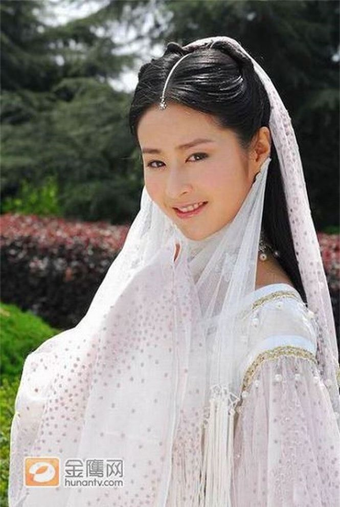 . Hương Hương công chúa (Thư kiếm ân cừu lục): Hương Hương công chúa là em gái của ‘Thúy vũ hoàng sam’ Hoắc Thanh Đồng. Trong số những mỹ nhân của mình, nhà văn Kim Dung có vẻ ưu ái Hương Hương công chúa khi dành tất cả những câu chữ mỹ miều nhất để miêu tả nàng. Trong tác phẩmThư kiếm ân cừu lục, Trần Gia Lạc yêu Hương Hương công chúa không chỉ là con người nàng, mà còn vì vẻ đẹp huyền ảo như trăng in đáy nước, hoa nở trong gương. Và rất nhiều khán giả nam đã xem hình ảnh Hương Hương công chúa như"người tình trong mộng".