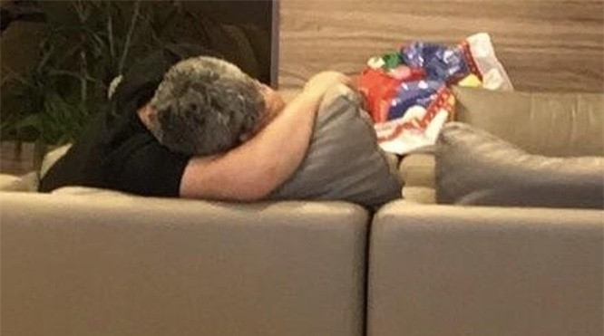 20. Trông như một đôi tình tứ nhưng thực chất chỉ có một người đang ôm chiếc gối.