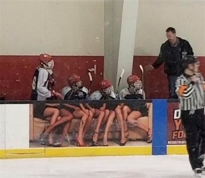 9. Không thể tin được đây là một đội hockey chuẩn bị thi đấu.