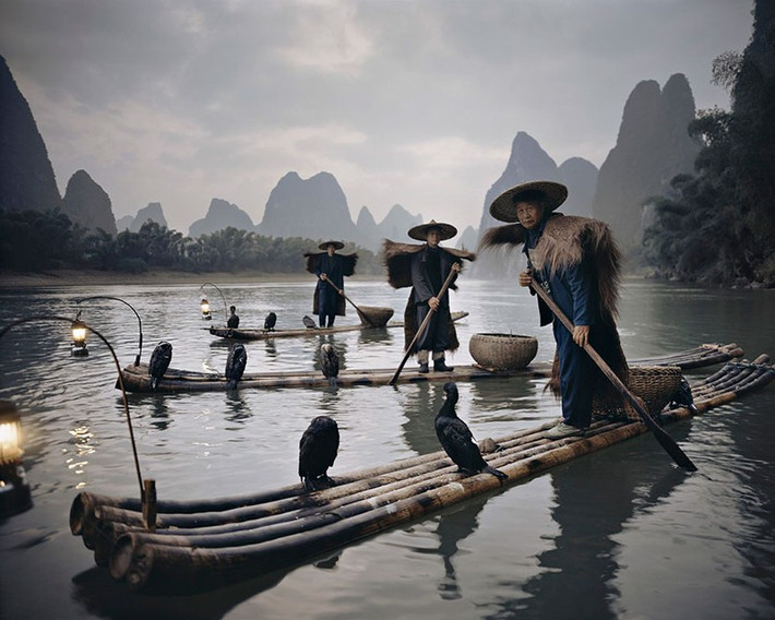 Nếu trong cuốn sách trước chủ yếu là ảnh tư liệu, lần này Jimmy quyết định thêm vào đó chi tiết về chuyến đi, bản đồ, sự thật diễn ra tại địa phương và quan điểm cá nhân... Jimmy chia sẻ: "Khi 17 tuổi, tôi bắt đầu đi, mải miết đi tới tận hôm nay. Việc đó để kết nối và tìm lại chính mình. Đó là hành trình rất riêng để cảm nhận cuộc sống và sự tồn tại của bản thân." Trong ảnh là người Dương Sóc, khu tự trị dân tộc Choang Quảng Tây, Trung Quốc.