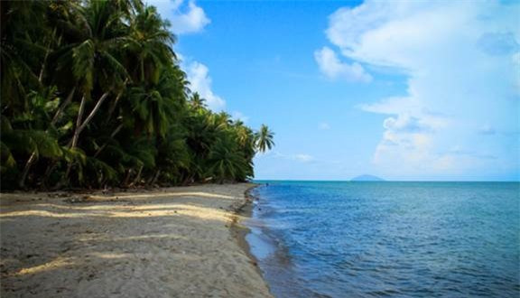 Hòn Rái nằm ở giữa đảo Nam Du và đảo Hòn Tre, hòn đảo này được xem là một trong những hòn đảo hoang sơ và quyến rũ bậc nhất Việt Nam. Theo truyền thuyết, đảo có tên Hòn Rái bởi trước kia trên đảo có nhiều cây dầu rái, loại cây có nhựa để quết lên vỏ thuyền. Có nguồn khác lại cho rằng, sở dĩ đảo mang tên như vậy vì trước kia có nhiều rái cá sinh sống.