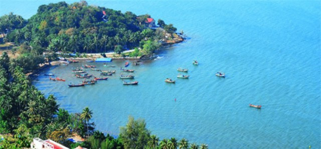 Đảo Hải Tặc: Đảo Hải Tặc thuộc xã Tiền Hải, huyện Hà Tiên, tỉnh Kiên Giang là một quần đảo gồm 16 hòn đảo mà lớn nhất là đảo Hòn Tre (Hòn Đốc) cách đảo Phú Quốc khoảng 40km. Quần đảo này được biết đến vào khoảng cuối thế kỷ 17, từng là căn cứ của hải tặc “Cánh Buồm Đen” khét tiếng với nhiều câu chuyện kỳ bí có liên quan đến nạn cướp biển. Có lẽ vì như vậy mà người dân đặt tên là đảo Hải Tặc cho tới ngày nay.