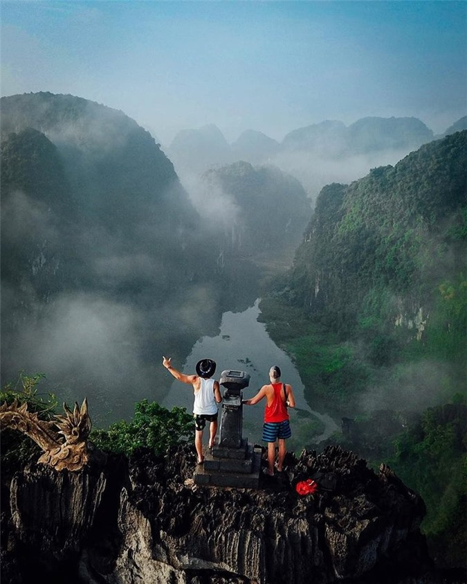Theo truyền thuyết, vào thời vua Trần về Hoa Lư lập am Thái Vy thường xuyên đến đây xem các điệu múa, hát của cung tần mỹ nữ nên dân trong vùng gọi địa danh này là Hang Múa. Ngày nay, Hang Múa còn được gọi với cái tên đệ nhất Vạn lý trường thành phiên bản Việt, đây cũng chính là địa danh trên cao duy nhất của Ninh Bình. Chỉ với gần 500 bậc thang, bạn sẽ ngắm toàn cảnh Tam Cốc mùa lúa đẹp nhất trong năm.