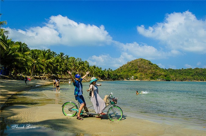 Muốn đến quần đảo Hải Tặc, bạn có thể đi tàu cao tốc Greenlines A1 từ thị xã Hà Tiên mất 30 phút, hoặc tàu thường như Hương Xưa, Minh Nga và Bảo Thiên mất 75 phút. Trên biển, bạn có thể bắt gặp những bè nuôi cá mú, cá bóp của ngư dân vùng biển này.