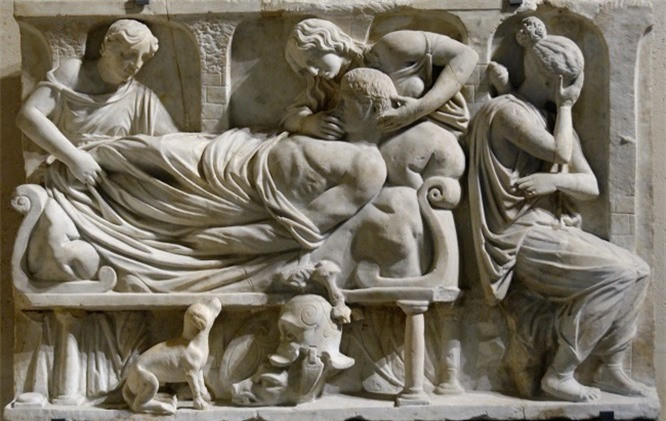 5. Phụ nữ không được phép khóc ở tang lễ: Một đám tang ở Rome cổ đại bắt đầu với một đám rước ngoài đường. Càng có nhiều người tham dự đám tang càng chứng minh người mất càng được tôn trọng. Đôi khi gia đình sẽ thuê những phụ nữ khóc để gây ấn tượng với đám đông. Để làm cho mọi người tin rằng, họ thật sự đau khổ, những người phụ nữ này thậm chí tự cào cấu đôi má cho đến khi chảy máu. Sau đó, truyền thống này bị coi là quá cực đoan và tiêu cực. Người ta cấm việc thuê các chuyên gia khóc mướn vì “hành đông này gợi nên những cảm xúc quá bi thống và không phù hợp với lối sống yên tĩnh của công dân nơi đây.”