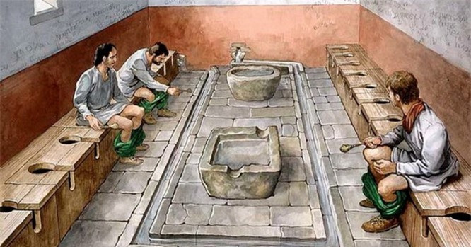10. Nhà vệ sinh công cộng ở Rome cổ đại: Bạn có biết rằng những người dân ở Rome từ xưa đã biết và sử dụng tất cả các phương pháp phù hợp để tự chăm sóc vệ sinh cá nhân. Họ thường xuyên tới nhà tắm và nhà vệ sinh công cộng, sử dụng chất tẩy rửa tế bào chết và bọt biển vệ sinh. Tuy nhiên, chỉ có một số ít người giàu mới có thể xây dựng nhà tắm và phòng vệ sinh riêng trong nhà mình. 95% dân số sử dụng nhà vệ sinh công cộng được làm từ hàng dài bằng đá hoặc gỗ với những chiếc lỗ được đặt cách đều nhau. Dòng nước chảy liên tục từ các bồn tắm sẽ xả chất thải vào một hệ thống thoát nước.