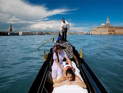 Massage trên thuyền Gondola: Đây là dịch vụ giải tríđầy sáng tạo tại thành phố nổi tiếng lãng mạn trên thế giới – Venice, Ý. Du khách có thể vừa tham quan vẻ đẹp của cả thành phố, vừa trải nghiệm cảm giác massage ngoài trời trên chiếc thuyền Gondola.