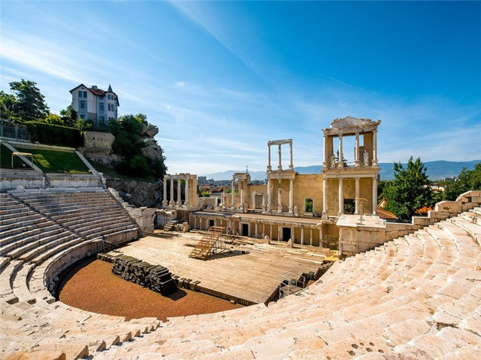 ##sc### Plovdiv, Bungary, 4.000 năm trước Công nguyên. Thành phố này là một tâm điểm quan trọng cho du lịch và thương mại trong Đế chế La Mã. Ngày nay, nó vẫn là một trong những thành phố lớn nhất và quan trọng nhất của đất nước. Ở đây có nhiều di tích cổ, bao gồm nhà hát, tu viện và sân vận động.