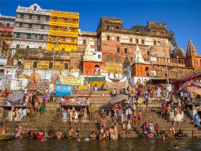 ##sc### Varanasi, Ấn Độ, 1.700 năm trước Công nguyên. Thành phố cổ ở bang phía bắc Ấn Độ còn được gọi là Banaras - là thủ đô tinh thần của đất nước. Những dấu hiệu của sự sống ở đây có thể là từ 11.000 năm trước Công nguyên. Đáng buồn, phần lớn kiến trúc cổ nhất đã bị phá hủy.