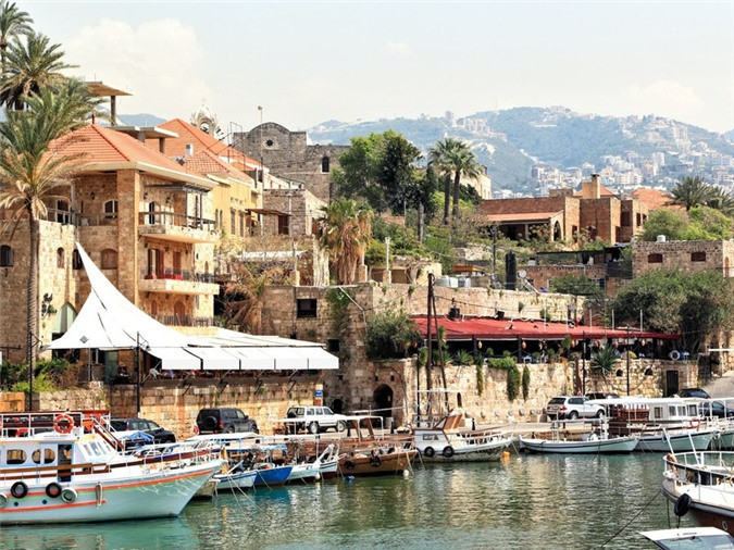##sc### Byblos, Lebanon, 5.000 năm trước Công nguyên. Byblos là một thành phố Địa Trung Hải ở vùng tây bắc Lebanon, có lịch sử lâu dài về nhiều khu định cư có niên đại từ 5.000 năm trước Công nguyên. Tới đây, bạn có thể tham quan lâu đài Crusader, chợ ngoài trời Old Souk và Công viên Byblos nằm trên biển.
