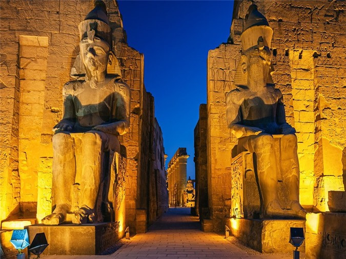 ##sc### Luxor, Ai Cập, 3.200 năm trước Công nguyên. Luxor nằm trên sông Nile ở thượng nguồn Ai Cập, là thủ đô của Ai Cập vào thế kỷ 12. Luxor cũng là nơi có các đền thờ có niên đại từ 2.000 năm trước Công nguyên.