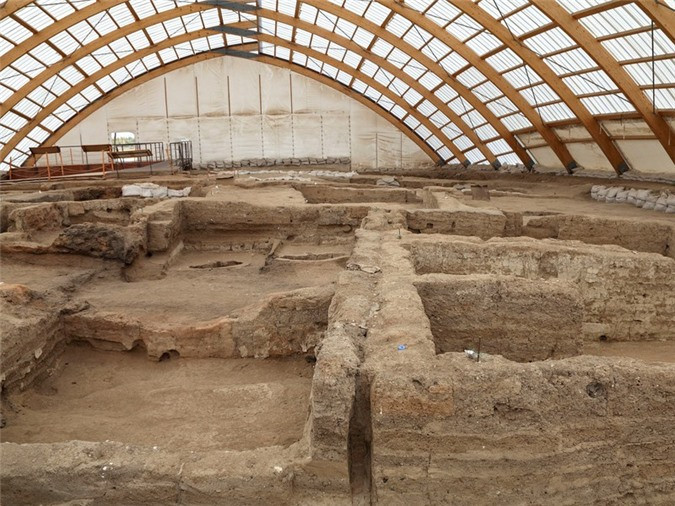 ##sc### Çatalhöyük, Thổ Nhĩ Kỳ, 7.500 năm trước Công nguyên. Çatalhöyük, nằm ở khu vực đông nam Anatolia, là di tích của nền văn minh sớm. Çatalhöyük là một khu định cư từ thời kỳ đồ đá mới. Hãy dành một ngày để xem những tàn tích của ngôi làng tiền sử và tìm hiểu cuộc sống trong thời đại không có đường phố - mọi người bước vào nhà qua những cái thang.