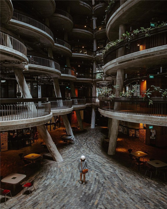Tòa nhà này được kiến trúc sư người Anh có tên là Thomas Heatherwick thiết kế với tổng giá trị hơn 770 tỷ đồng. Công trình kiến trúc bao gồm 12 tòa tháp cao 8 tầng được sắp xếp liền kề nhau, tạo nên một khoảng không ở giữa. Khuôn viên bên trong tòa nhà cũng có kết cấu lạ mắt với những dãy hành lang và cầu thang uốn cong, là địa điểm lên hình của nhiều tín đồ du lịch. Ảnh: Pgnarisara.