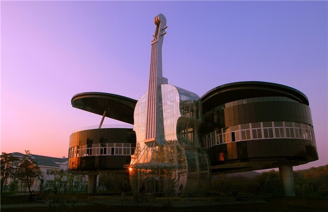 Lấy cảm hứng từ âm nhạc,The Piano Housetọa lạc tại thành phố Hoài Nam, tỉnh An Huy, Trung Quốc. Công trình được thiết kế bởi một nhóm sinh viên kiến trúc của Đại học Công nghệ Hợp Phì. Cây đàn violon làm hoàn toàn bằng kính được thiết kế làm lối vào với thang máy dẫn đến phần chính của toà nhà. Phần mở trên mái là sân thượng, nơi du khách có thể tắm nắng. Ảnh:Facts Land.