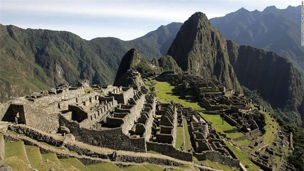 Machu Picchu (Peru): Tọa lạc ở độ cao khoảng 2.438 m trên dãy Andes, thành phố Machu Picchu bí ẩn được xây dựng hơn 500 năm trước, giờ đây thu hút hàng nghìn khách du lịch mỗi ngày.