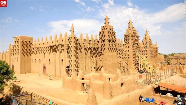 Timbuktu (Mali): Trước khi sa mạc Sahara gần như nuốt chửng cả thành phố, và trước khi thực dân Pháp quét qua, Timbuktu từng là một trong những trung tâm giáo dục quan trọng nhất thế giới. Những người gìn giữ các bản thảo sót lại vẫn sử dụng kỹ thuật cũ để bảo quản chúng, giống những thủ thư trước kia.