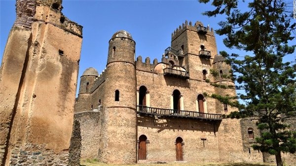 Gondar (Ethiopia): Thủ đô của đế chế Ethiopia cổ - Gondar - đã hứng chịu những cuộc xâm lăng liên tiếp từ giữa những năm 1800. Tuy nhiên vài lâu đài và nhà thờ vẫn tồn tại, bao gồm Fasil Ghebbi (trong ảnh) - một thành trì của hoàng gia, giúp chúng ta được chiêm ngưỡng một trong số ít thành phố thời Trung cổ của châu Phi còn tồn tại đến ngày nay.