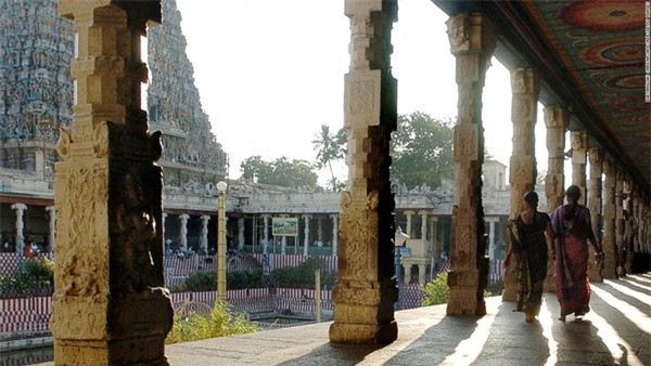 Madurai (Ấn Độ): Đây từng là thủ đô quan trọng của người Tamil. Nằm ở trung tâm thành phố là đền Meenakshi Amman - một trong những nơi linh thiêng nhất ở Ấn Độ. Công trình hiện nay được xây dựng vào những năm 1600 với 14 tháp ở cửa canh giữ ngôi đền.