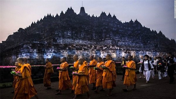 Borobudur (Indonesia): Khu đền Phật giáo từ thế kỷ 9 Borobudur là nơi được tham quan nhiều nhất ở Indonesia. Công trình hoàn thành vào đầu những năm 800, nằm dưới lớp phủ của tro núi lửa và rừng hàng thế kỷ, trước khi được tìm thấy đầu những năm 1800.