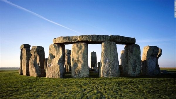 Stonehenge (Anh): Người ta tin rằng vòng đá từ thời tiền sử này có thể được xây dựng từ tận 5.000 năm trước và quá trình thực hiện trải dài suốt 1.500 năm. Cách thức những tảng đá khổng lồ được chuyển tới đây vẫn là một bí ẩn.